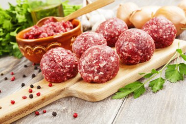 Masanın üzerine çiğ köfte
