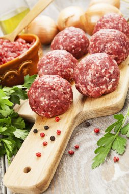 Masanın üzerine çiğ köfte