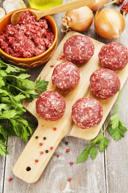 Masanın üzerine çiğ köfte