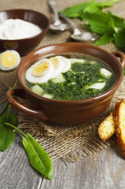 Kuzukulağı ve yumurta ile ısırgan çorbası  