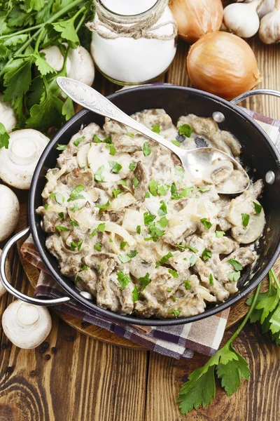 Liver with mushrooms in sour cream — Stock Photo, Image
