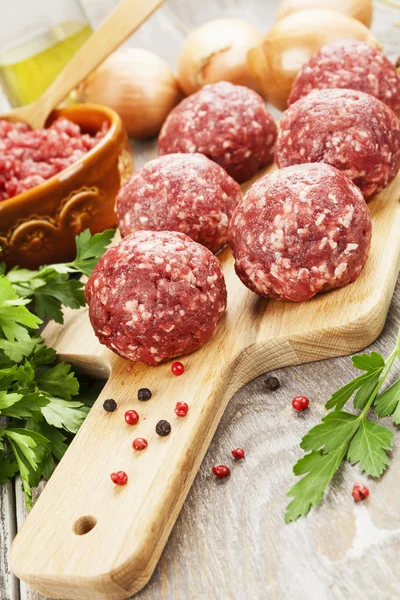 Masanın üzerine çiğ köfte