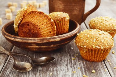 kekler masanın üzerine 