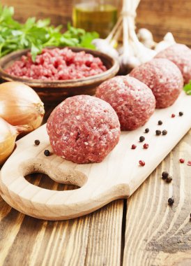 Masanın üzerine çiğ köfte