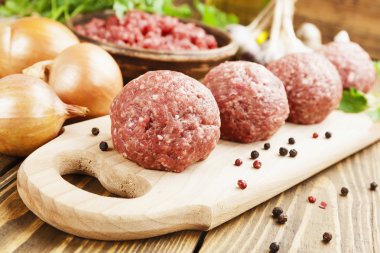 Masanın üzerine çiğ köfte