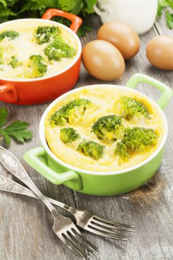 Peynir ve yumurta ile pişmiş brokoli 