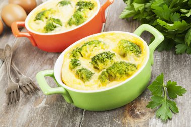 Peynir ve yumurta ile pişmiş brokoli