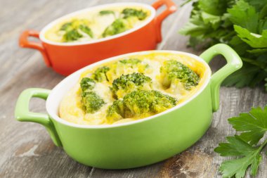 Peynir ve yumurta ile pişmiş brokoli 