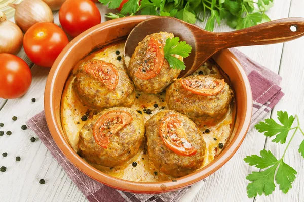 Meat cutlets with cabbage — Stock Photo, Image