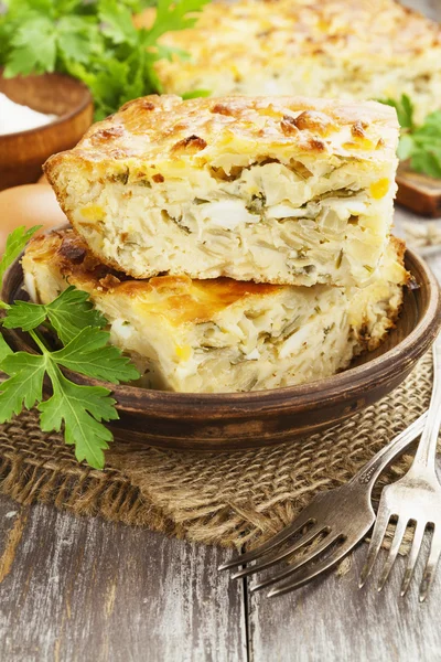 Tarta con repollo y huevos —  Fotos de Stock