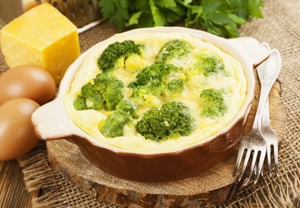 Broccoli coapte cu brânză și ouă — Fotografie, imagine de stoc