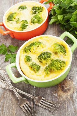 Peynir ve yumurta ile pişmiş brokoli