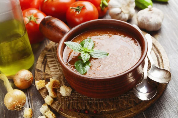 Gazpacho na mesa de madeira — Fotografia de Stock