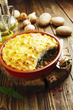 Et ve ısırgan otu ile patates güveç