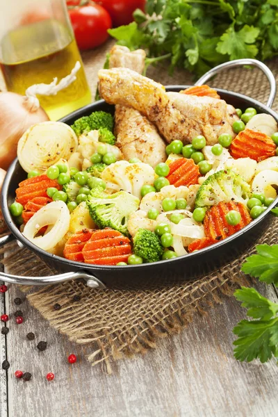 Gambe di pollo alla griglia con verdure — Foto Stock