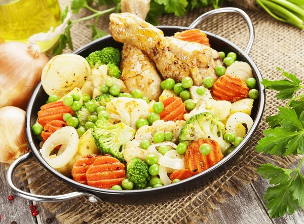 Gegrilde kip benen met groenten — Stockfoto