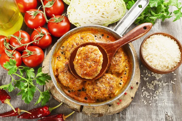 Costeletas de carne com repolho e arroz — Fotografia de Stock