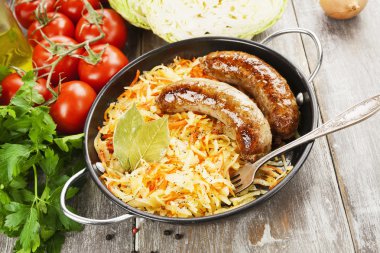 Kızarmış sosis ile haşlanmış lahana 