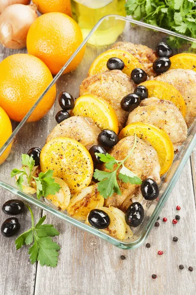 Pollo con naranjas y aceitunas — Foto de Stock