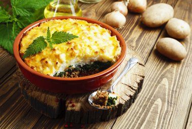 Et ve ısırgan otu ile patates güveç