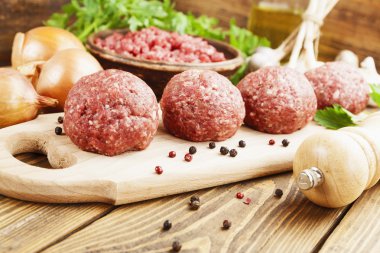 Masanın üzerine çiğ köfte