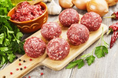 Masanın üzerine çiğ köfte
