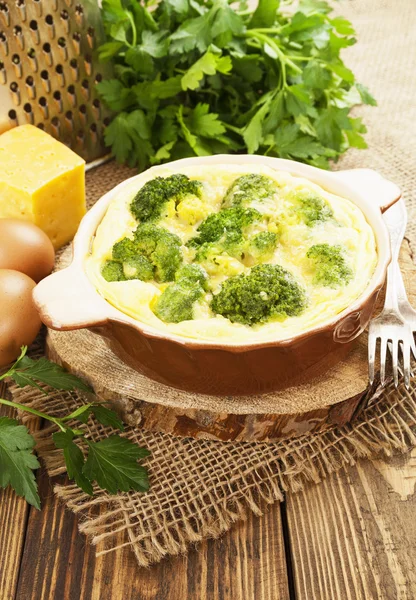 Brócoli al horno con queso y huevos — Foto de Stock