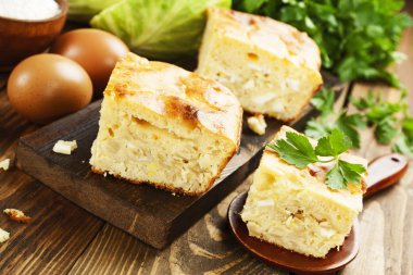 Lahana ve yumurta ile pasta 