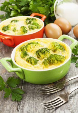 Peynir ve yumurta ile pişmiş brokoli