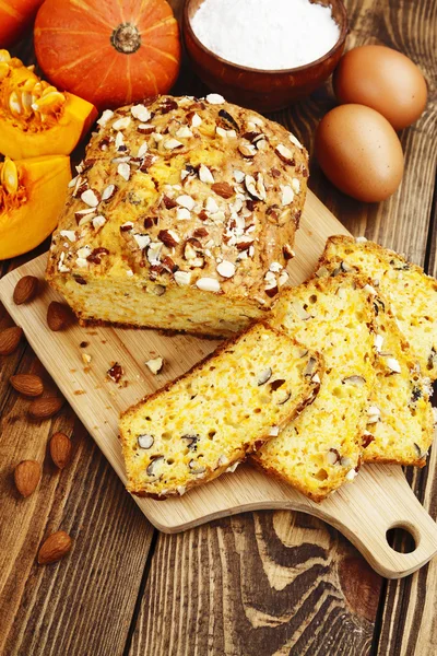 Ev yapımı balkabağı turtası.