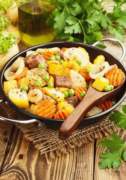 Fleischeintopf mit Gemüse — Stockfoto