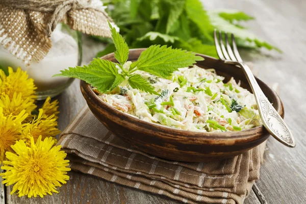 Nettle salad with cabbage — Stock Photo, Image