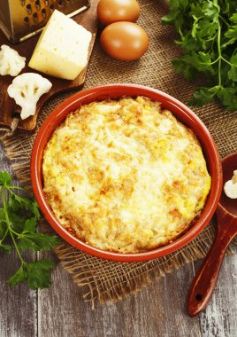 Peynir ve yumurta ile fırında karnabahar