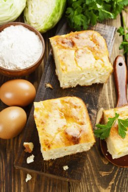 Lahana ve yumurta ile pasta 