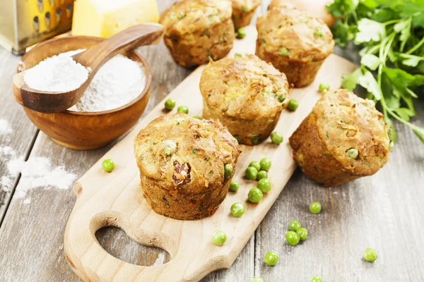 Muffins mit grünen Erbsen — Stockfoto