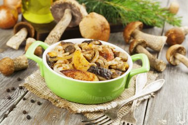 Mantarlı kızarmış patates. 