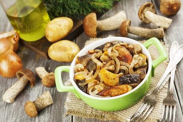 Fried potatoes with mushrooms — Stock Photo, Image