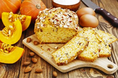 Ev yapımı balkabağı turtası.