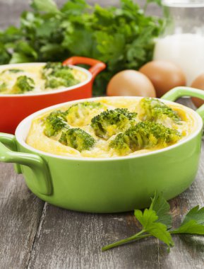 Peynir ve yumurta ile pişmiş brokoli