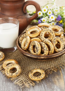 Kurutulmuş bisküvi ve süt