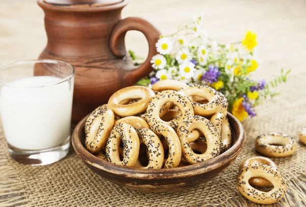 Сушеное печенье и молоко — стоковое фото