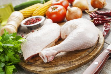 Çiğ tavuk bacağı. 