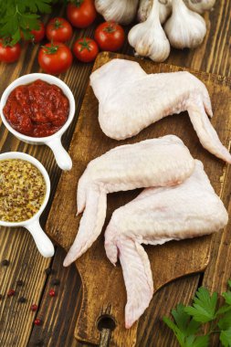 Çiğ tavuk kanadı.