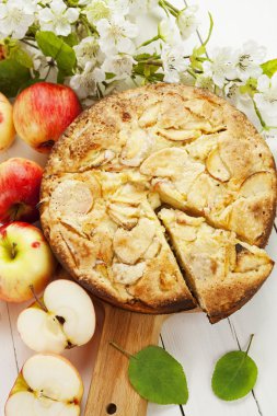 Ev yapımı elmalı turta.