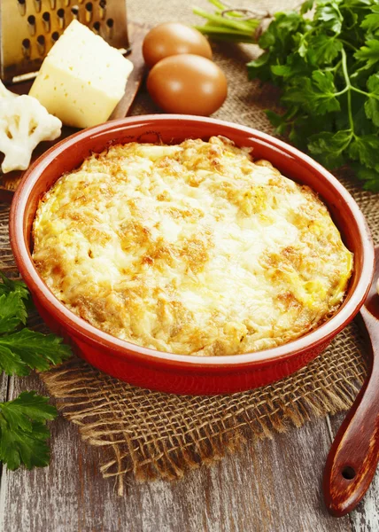 Blumenkohl mit Käse und Eiern gebacken — Stockfoto