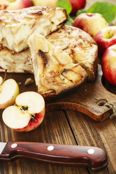 Ev yapımı elmalı turta. 