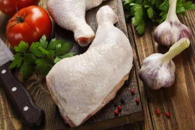 Çiğ tavuk bacağı. 