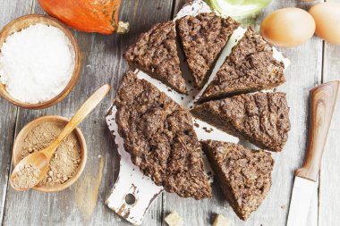 Masada kakaolu ev yapımı balkabağı keki.