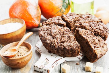 Masada kakaolu ev yapımı balkabağı keki.