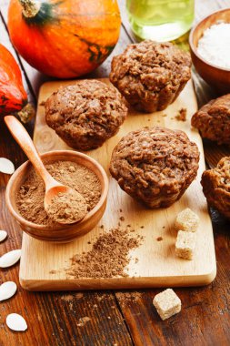 Tahta masada ev yapımı balkabaklı kekler.